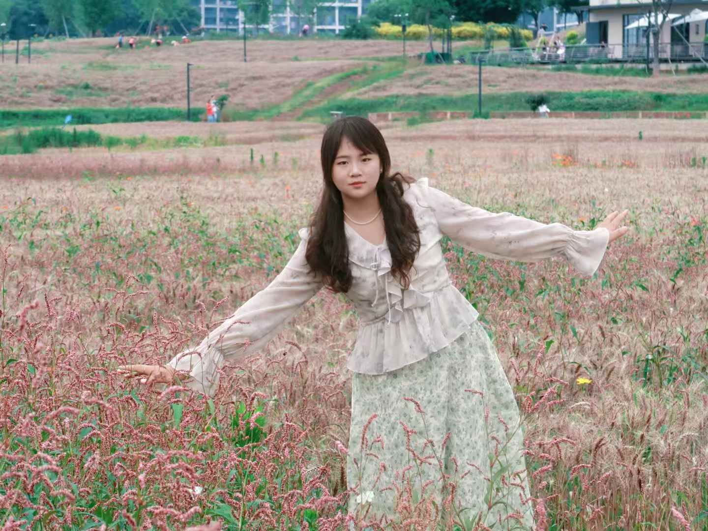 简宽萍在花田里的生活照